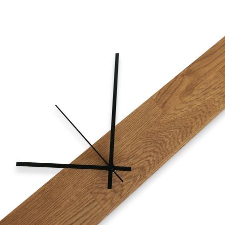 Moderne Wanduhr mit Holzmittelsteg und schwarzen, separaten Ziffern. Moderne Wanduhr mit Holzmittelsteg und schwarzen, separaten Ziffern.