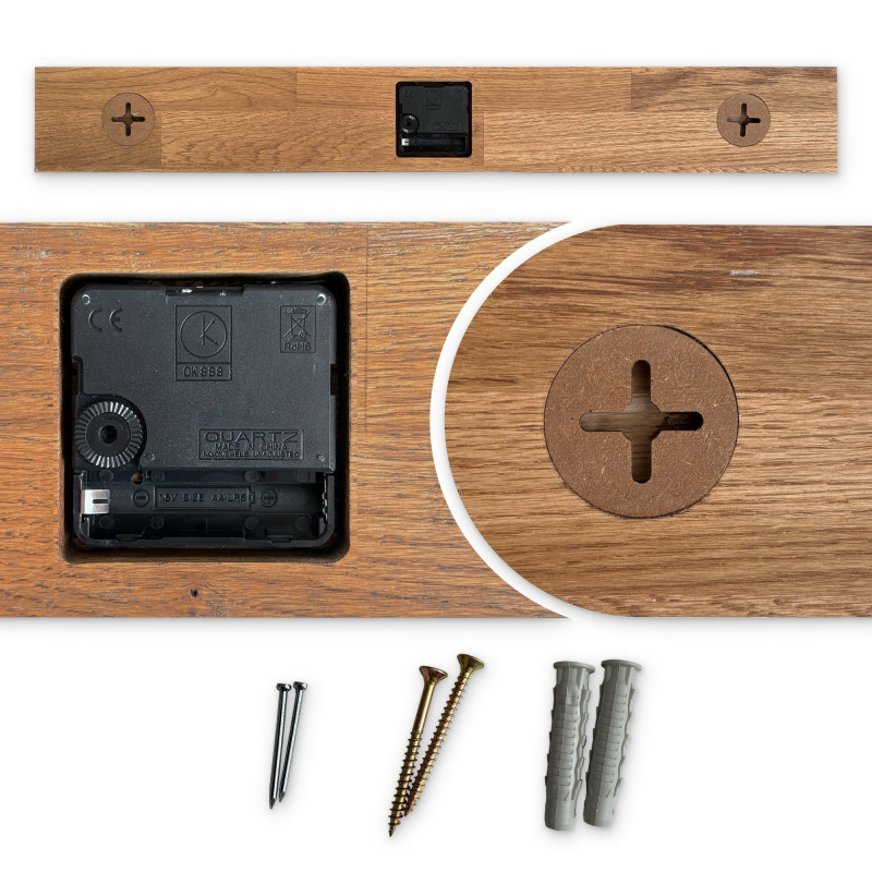 Holzuhr mit horizontalem Holzelement und schwarzen arabischen Ziffern, passend für das Wohnzimmer.