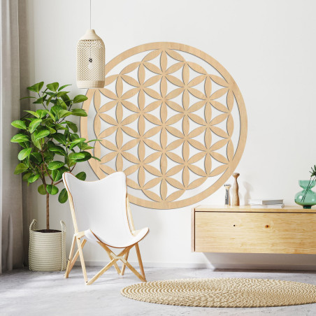 Elegant geschnitztes Mandala aus Holz an der Wand Elegant geschnitztes Mandala aus Holz an der Wand