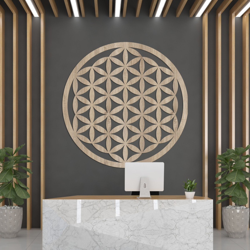 Elegant geschnitztes Mandala aus Holz an der Wand