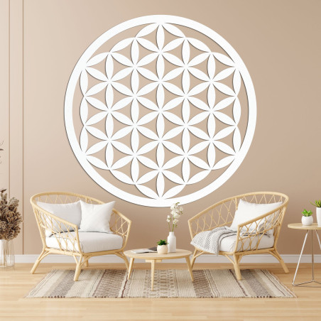 Elegant geschnitztes Mandala aus Holz an der Wand Elegant geschnitztes Mandala aus Holz an der Wand