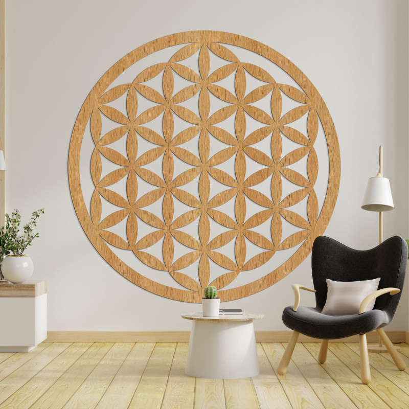 Elegant geschnitztes Mandala aus Holz an der Wand