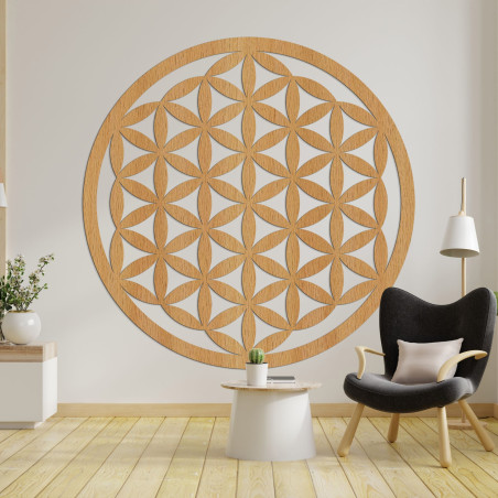 Elegant geschnitztes Mandala aus Holz an der Wand Elegant geschnitztes Mandala aus Holz an der Wand