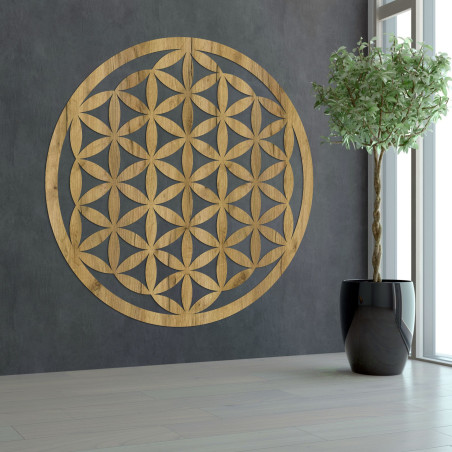 Elegant geschnitztes Mandala aus Holz an der Wand Elegant geschnitztes Mandala aus Holz an der Wand