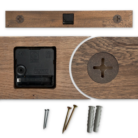 Holzuhr mit horizontalem Holzelement und schwarzen arabischen Ziffern, passend für das Wohnzimmer. Holzuhr mit horizontalem Holzelement und schwarzen arabischen Ziffern, passend für das Wohnzimmer.