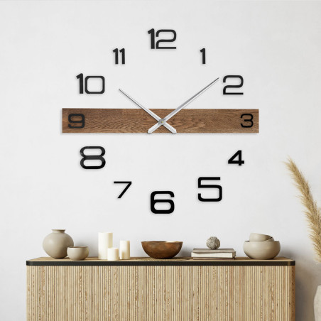 Minimalistische Wanduhr mit Holzteil und schwarzen, gut sichtbaren Zahlen. Minimalistische Wanduhr mit Holzteil und schwarzen, gut sichtbaren Zahlen.