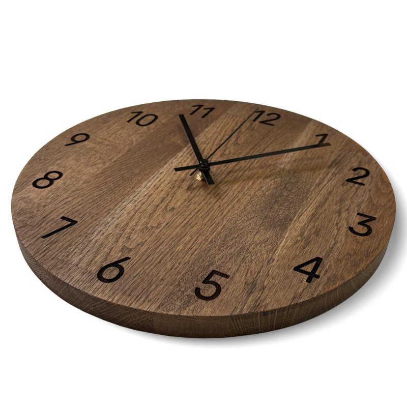 Handgefertigte Wanduhr aus hochwertiger Eiche