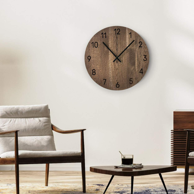 Minimalistische Holzuhr als Design-Dekoration