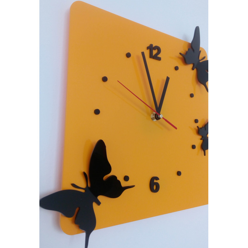 Moderne Wanduhr aus Plexiglas. Trends auf der Wanduhr als Geschenk. Clock X-momo. PMMA