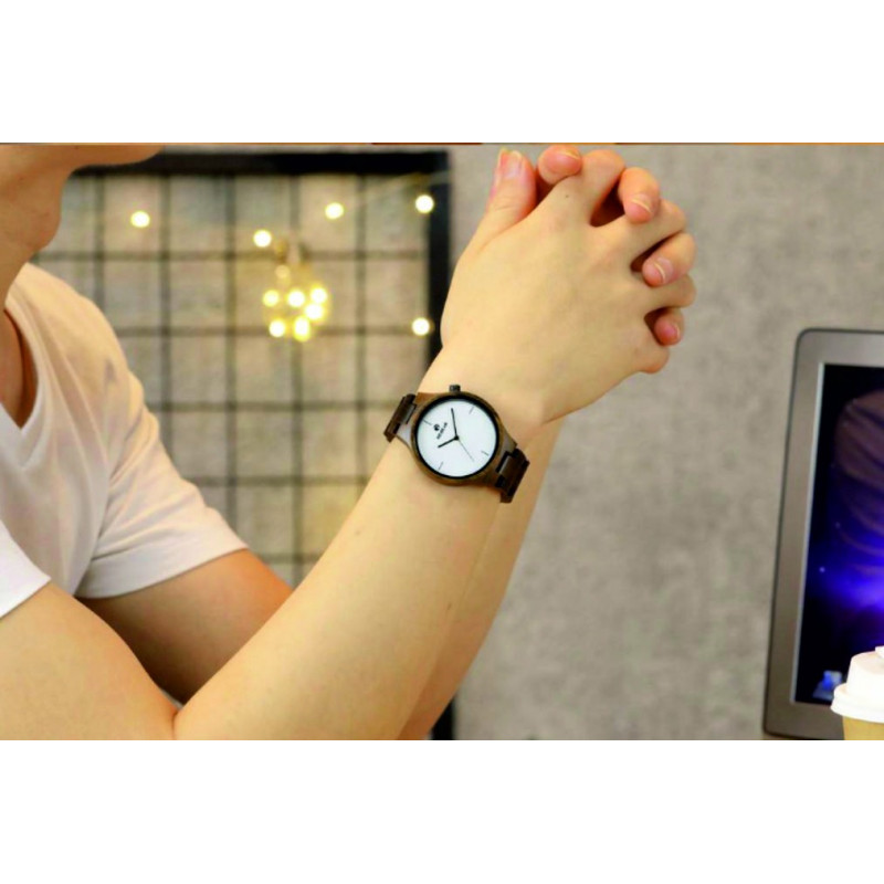 READER Armbanduhr aus Holz. Meine Damen und Herren.