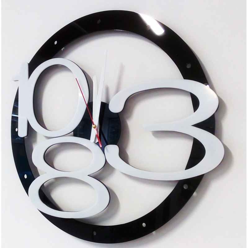 Moderne Wanduhr aus Kunststoff. Eigene Produktion, X-momo