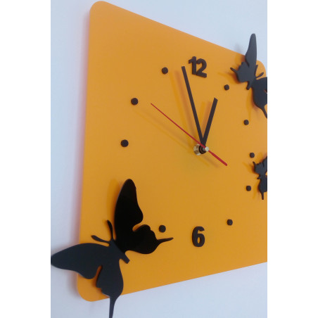 Moderne Wanduhr aus Plexiglas. Trends auf der Wanduhr als Geschenk. Clock X-momo. PMMA