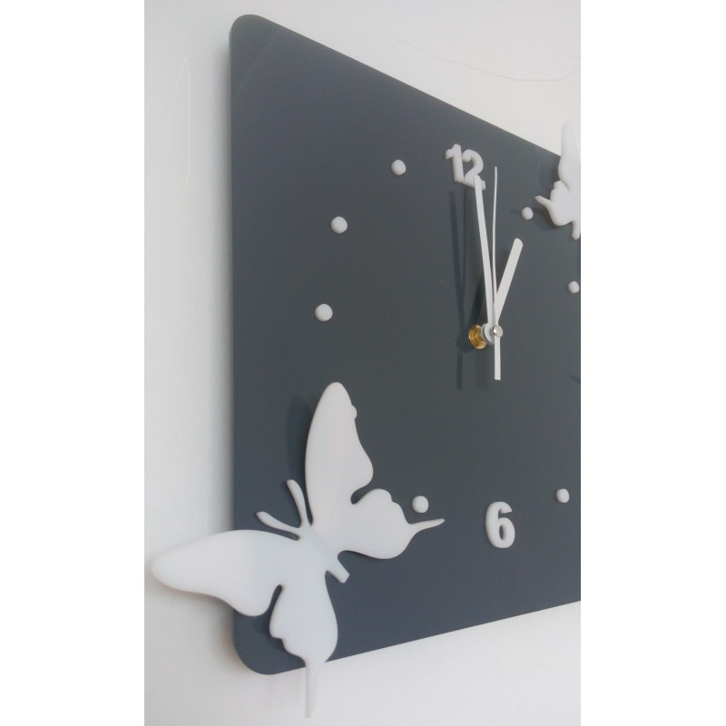 Moderne Wanduhr aus Plexiglas. Trends auf der Wanduhr als Geschenk. Clock X-momo. PMMA