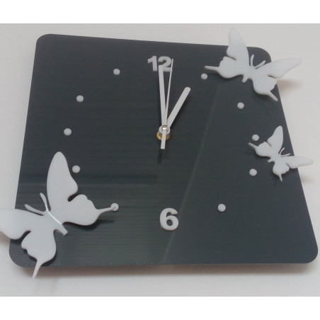 Moderne Wanduhr aus Plexiglas. Trends auf der Wanduhr als Geschenk. Clock X-momo. PMMA