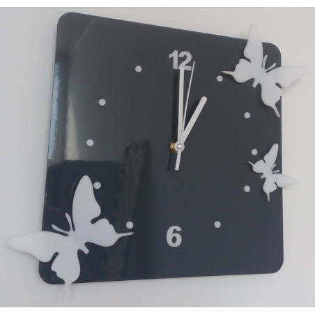 Moderne Wanduhr aus Plexiglas. Trends auf der Wanduhr als Geschenk. Clock X-momo. PMMA