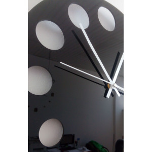 Moderne Wanduhr aus Kunststoff. Eigene Produktion, X-momo 2