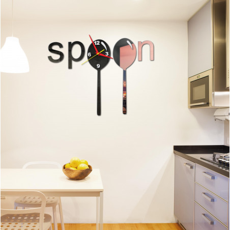 Moderne Uhr an einer Wand aus Kunststoff. Eigene Produktion, X-momon Bild an der Wand in der Küche, Wohnzimmer. X-momo Moderne Uhr an einer Wand aus Kunststoff. Eigene Produktion, X-momon Bild an der Wand in der Küche, Wohnzimmer. X-momo