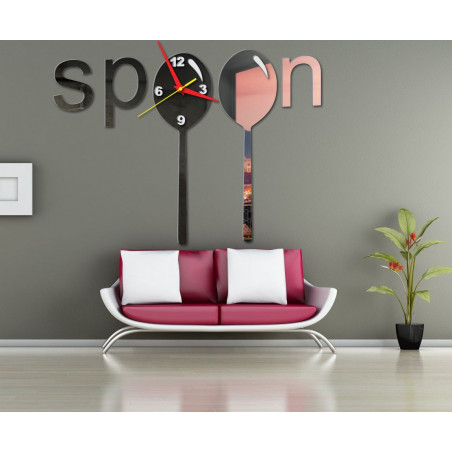 Moderne Uhr an einer Wand aus Kunststoff. Eigene Produktion, X-momon Bild an der Wand in der Küche, Wohnzimmer. X-momo Moderne Uhr an einer Wand aus Kunststoff. Eigene Produktion, X-momon Bild an der Wand in der Küche, Wohnzimmer. X-momo