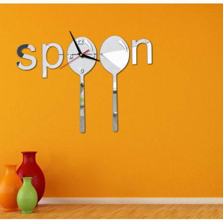 Moderne Uhr an einer Wand aus Kunststoff. Eigene Produktion, X-momon Bild an der Wand in der Küche, Wohnzimmer. X-momo Moderne Uhr an einer Wand aus Kunststoff. Eigene Produktion, X-momon Bild an der Wand in der Küche, Wohnzimmer. X-momo