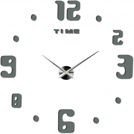 Uhr mit originellen, großen Zahlen in unterschiedlichen Größen und silbernen Zeigern. Uhr mit originellen, großen Zahlen in unterschiedlichen Größen und silbernen Zeigern.