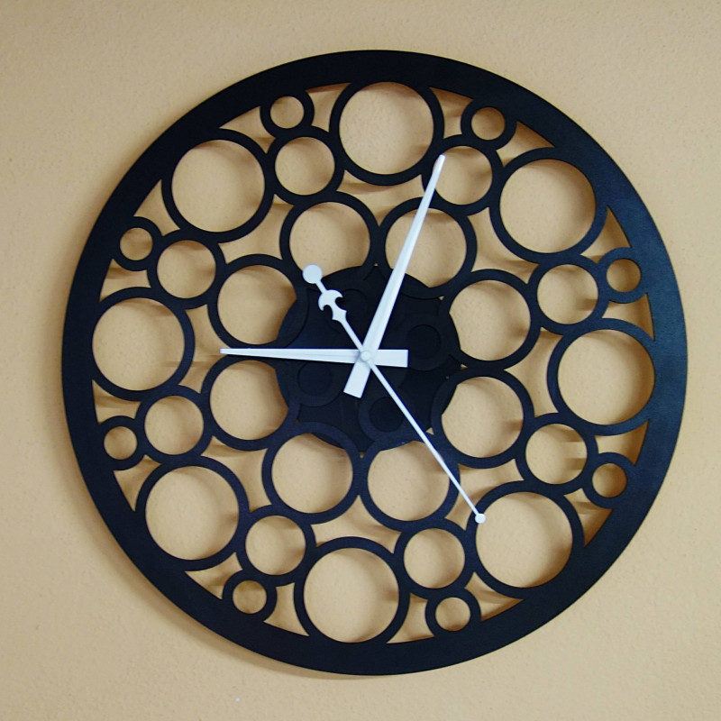 Wanduhr aus Holzsperrholz auf den Spuren der Zeit