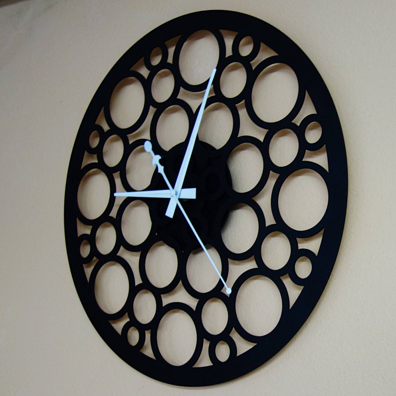 Wanduhr aus Holzsperrholz auf den Spuren der Zeit