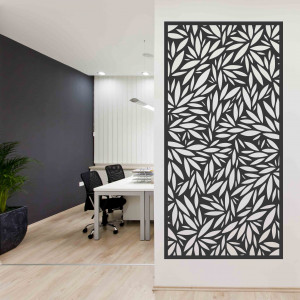 Natürliche Holzdekoration mit harmonischem Baummotiv und Verwurzelung.