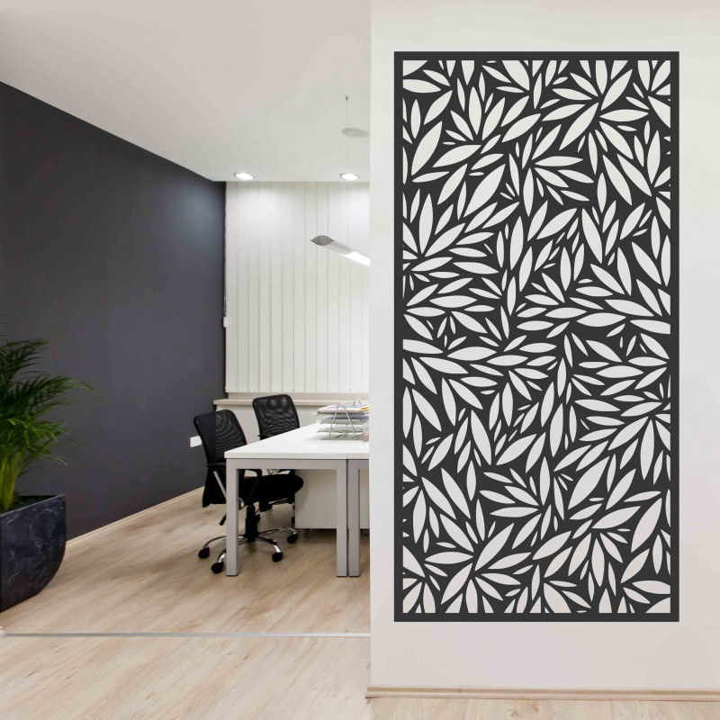 Natürliche Holzdekoration mit harmonischem Baummotiv und Verwurzelung.